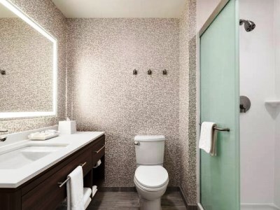 bathroom - hotel home2 suites by hilton alamogordo - alamogordo, united states of america