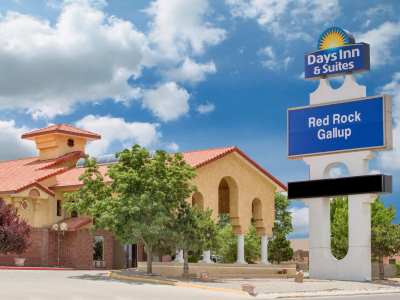 exterior view - hotel days inn and suites by wyndham red rock - gallup, united states of america