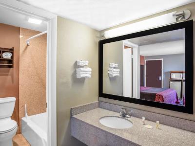 bathroom - hotel days inn by wyndham elko - elko, united states of america