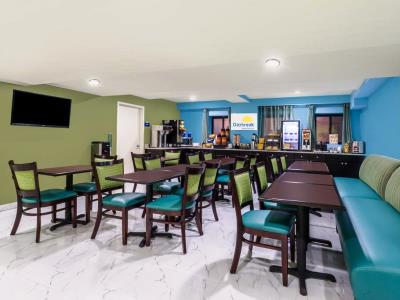 breakfast room - hotel days inn and suites jamaica jfk airport - jamaica, united states of america
