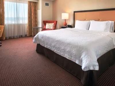 bedroom - hotel hampton inn new york jfk airport - jamaica, united states of america