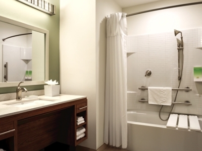 bathroom - hotel home2 suites manhattan view - long island city, united states of america