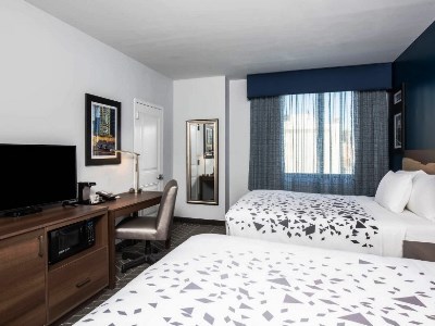 bedroom 1 - hotel la quinta inn and suite long island city - long island city, united states of america