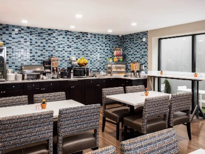 breakfast room - hotel la quinta inn and suite long island city - long island city, united states of america