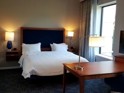 bedroom - hotel hampton inn and suites stewart airport - newburgh, united states of america