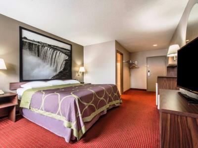 bedroom 1 - hotel super 8 by wyndham niagara falls ny - niagara falls, united states of america