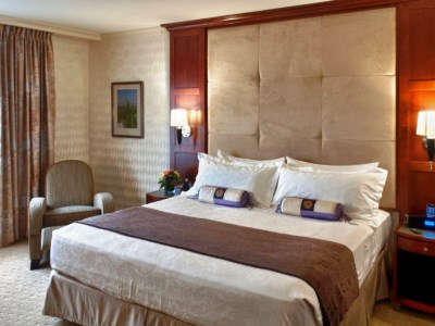 bedroom - hotel viana hotel and spa,trademark collection - westbury, united states of america