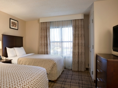 bedroom 1 - hotel embassy suites cleveland beachwood - beachwood, united states of america