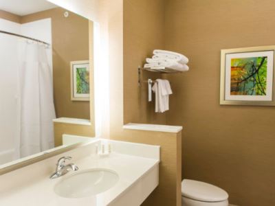bathroom - hotel fairfield inn and suites cambridge - cambridge, ohio, united states of america