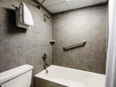 bathroom - hotel days inn by wyndham perrysburg/toledo - perrysburg, united states of america