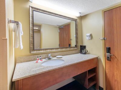 bathroom - hotel days inn by wyndham tulsa central - tulsa, united states of america