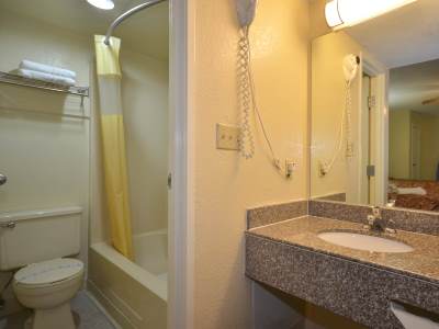 bathroom - hotel days inn by wyndham southern hills / oru - tulsa, united states of america