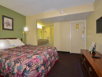 bedroom 1 - hotel days inn by wyndham southern hills / oru - tulsa, united states of america