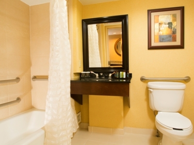 bathroom 1 - hotel embassy suites tulsa i-44 - tulsa, united states of america