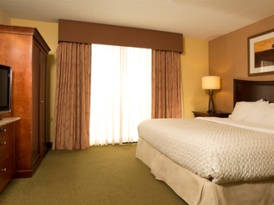 bedroom - hotel embassy suites tulsa i-44 - tulsa, united states of america