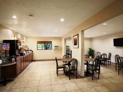 breakfast room - hotel super 8 by wyndham portland airport - portland, oregon, united states of america