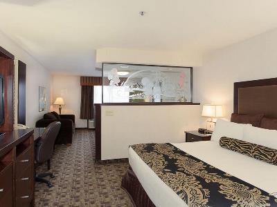 bedroom - hotel shilo inns portland airport - portland, oregon, united states of america