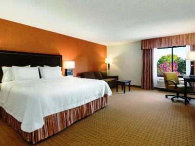 bedroom - hotel hampton inn portland airport - portland, oregon, united states of america