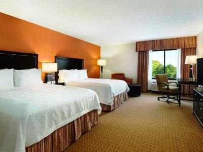 bedroom 1 - hotel hampton inn portland airport - portland, oregon, united states of america