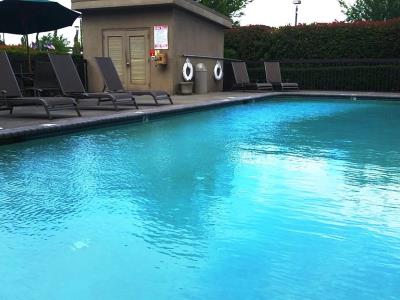 outdoor pool - hotel hampton inn portland airport - portland, oregon, united states of america
