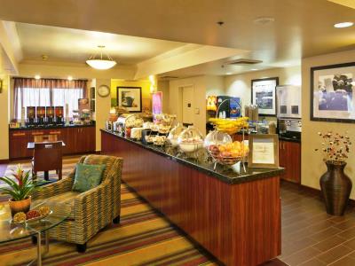 breakfast room - hotel hampton inn portland airport - portland, oregon, united states of america