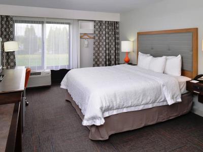 bedroom - hotel hampton inn portland east - portland, oregon, united states of america