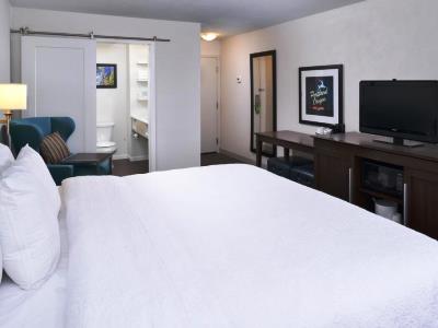 bedroom 1 - hotel hampton inn portland east - portland, oregon, united states of america