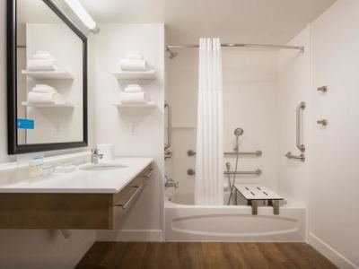 bathroom - hotel hampton inn and suites pearl district - portland, oregon, united states of america