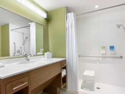 bathroom - hotel home2 suites eugene university area - eugene, united states of america