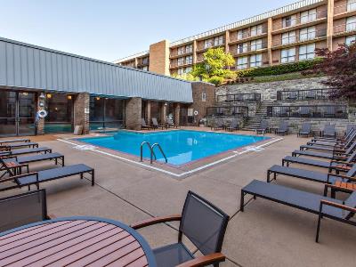 outdoor pool - hotel doubletree pittsburgh - green tree - pittsburgh, united states of america