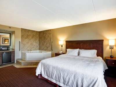 bedroom 1 - hotel hampton inn scranton at montage mountain - scranton, united states of america