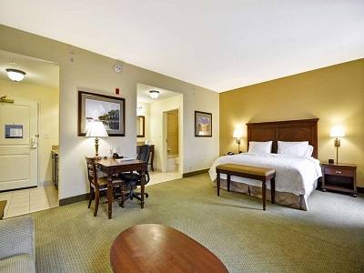 bedroom - hotel hampton inn and suites university blvd - north charleston, united states of america