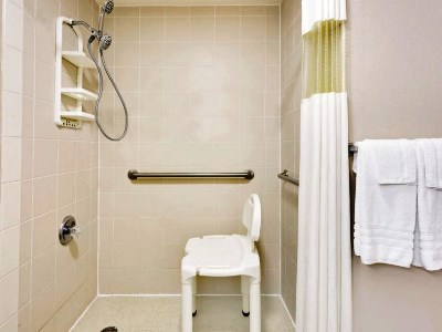 bathroom - hotel super 8 by wyndham athens - athens, tennessee, united states of america