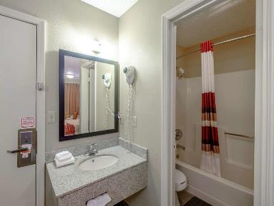 bathroom 2 - hotel red roof inn lookout mountain - chattanooga, united states of america