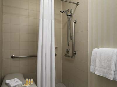 bathroom - hotel days inn by wyndham hamilton place - chattanooga, united states of america