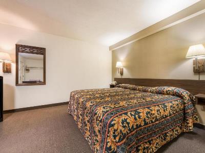 bedroom - hotel leconte motor lodge a ramada by wyndham - gatlinburg, united states of america