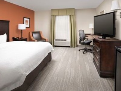 bedroom 2 - hotel hampton inn lenoir city - lenoir city, united states of america