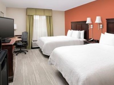 bedroom 3 - hotel hampton inn lenoir city - lenoir city, united states of america