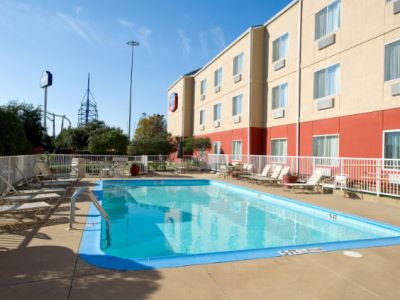 outdoor pool - hotel fairfield inn and suites near six flags - arlington, texas, united states of america