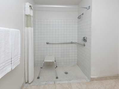 bathroom 1 - hotel baymont by wyndham at six flags dr - arlington, texas, united states of america