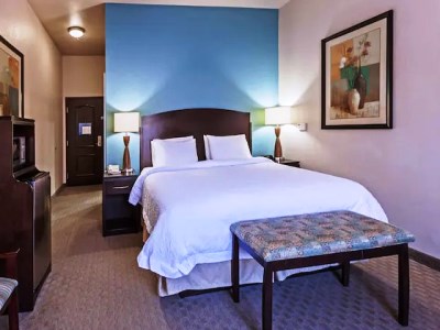 bedroom - hotel hampton inn and suites lake jackson - clute, united states of america