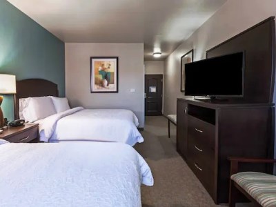 bedroom 1 - hotel hampton inn and suites lake jackson - clute, united states of america