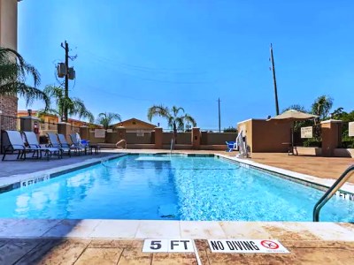 outdoor pool - hotel hampton inn and suites lake jackson - clute, united states of america