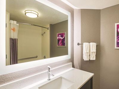 bathroom 1 - hotel la quinta inn n suites by wyndham north - fort worth, united states of america