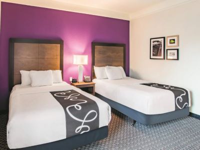 bedroom 1 - hotel la quinta inn n suites wyndham city view - fort worth, united states of america