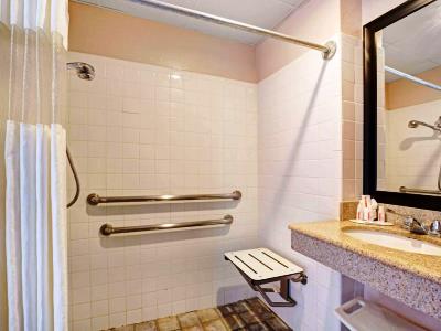 bathroom - hotel howard johnson by wyndham galveston - galveston, united states of america