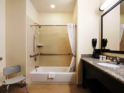 bathroom - hotel days inn n suites galveston west/seawall - galveston, united states of america