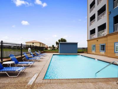 outdoor pool - hotel days inn n suites galveston west/seawall - galveston, united states of america