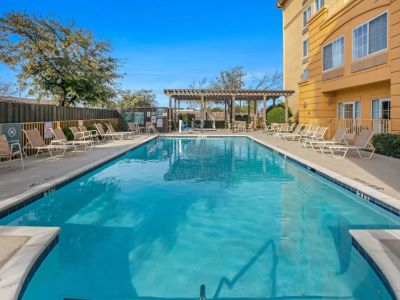 outdoor pool - hotel la quinta inn ste dfw apt south / irving - irving, united states of america