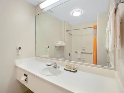 bathroom - hotel la quinta inn ste dfw apt south / irving - irving, united states of america